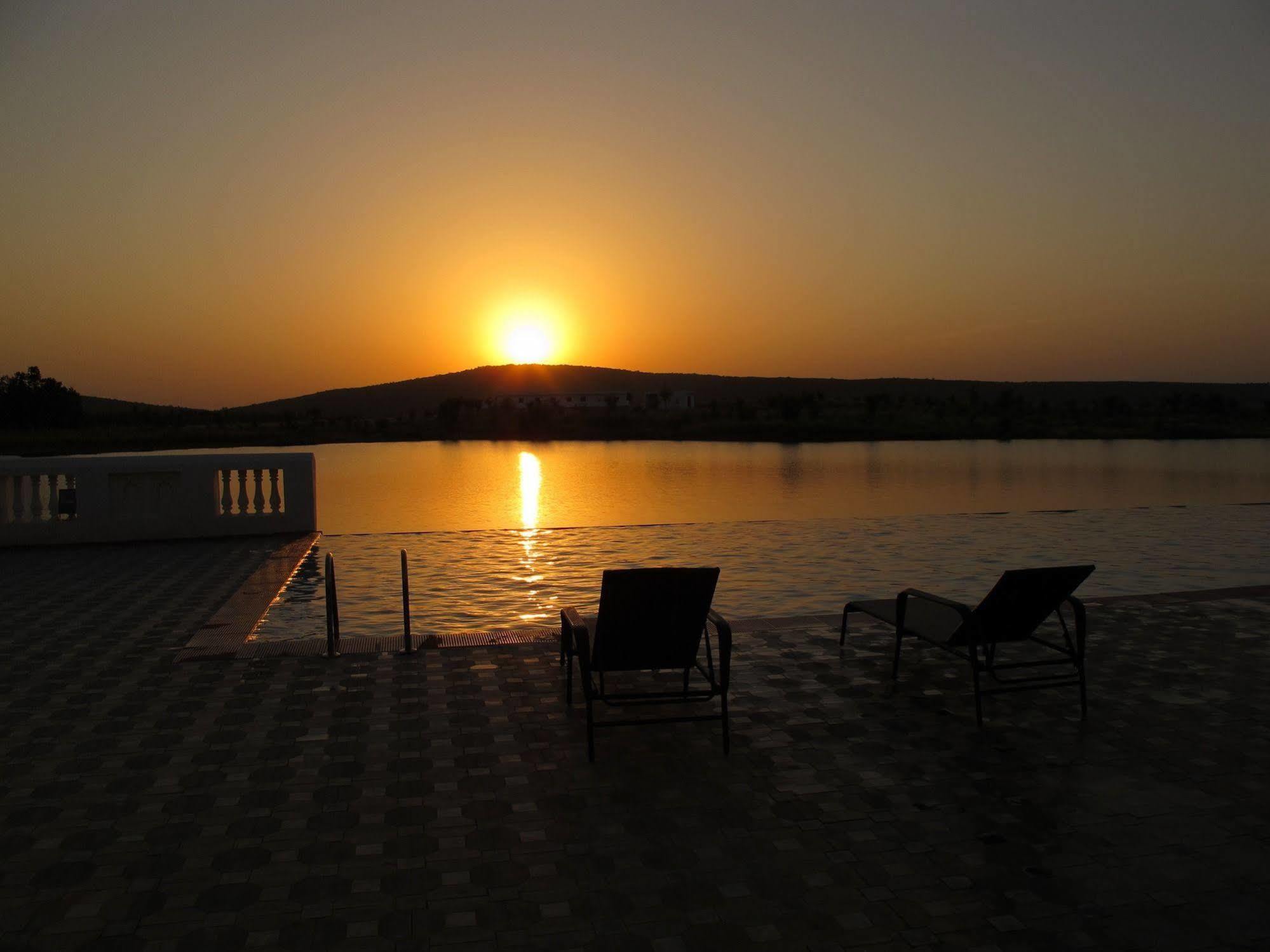 Juesta Lake Nahargarh Palace, Chittorgarh Parsoli Exterior photo