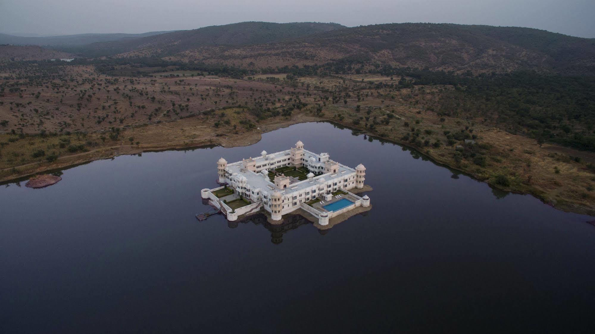 Juesta Lake Nahargarh Palace, Chittorgarh Parsoli Exterior photo